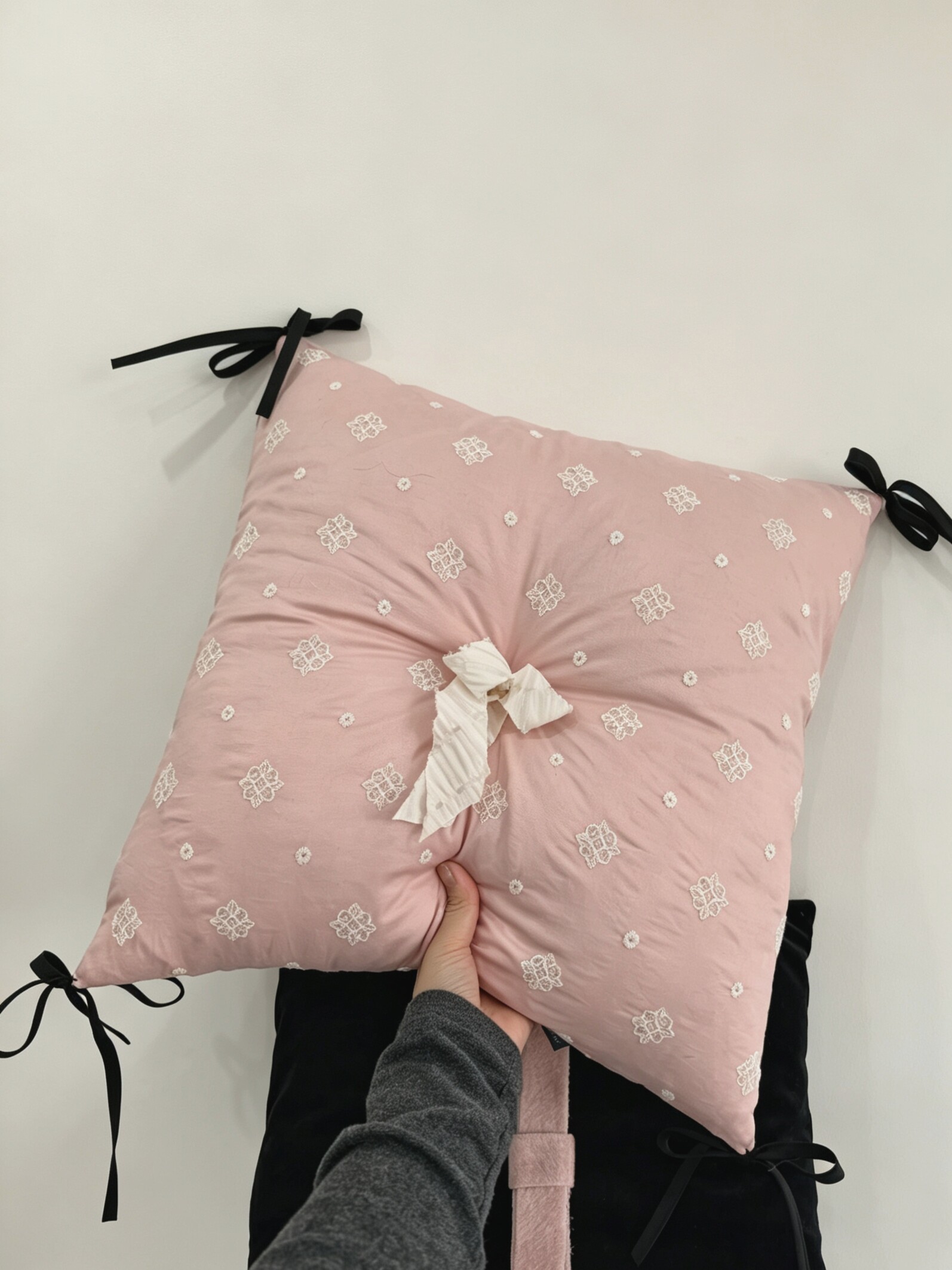 法式粉色刺绣抱枕 白色碎花绣花黑丝带蝴蝶结靠垫 卧室客厅软装