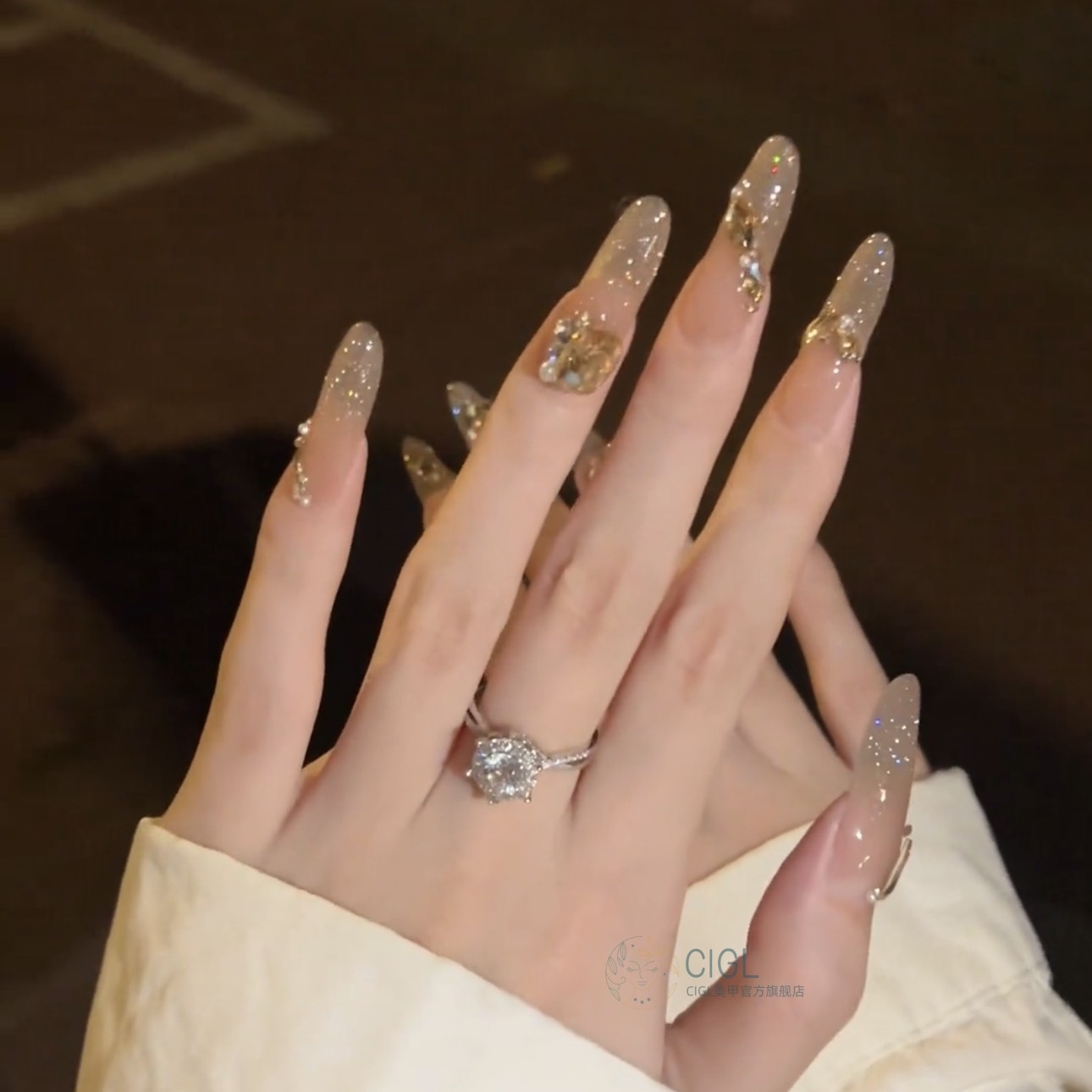 手工穿戴甲长款爆闪冰茶香槟七彩碎钻秋冬温柔气质显白美甲高级感