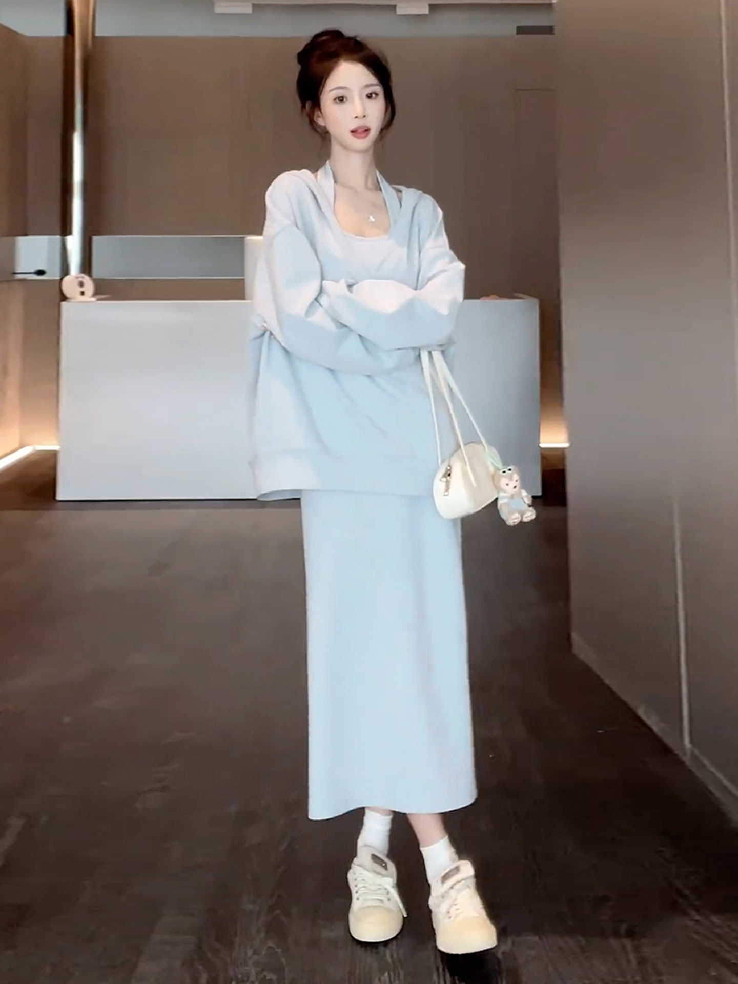 2025新款蓝色挂脖吊带连衣裙子女早秋季韩系慵懒穿搭卫衣套装长裙