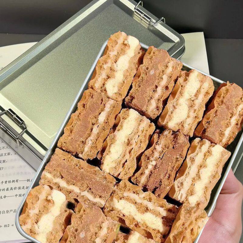 【送铁盒】榛子味威化饼干正宗饼干夹心零食独立包装小方块批发