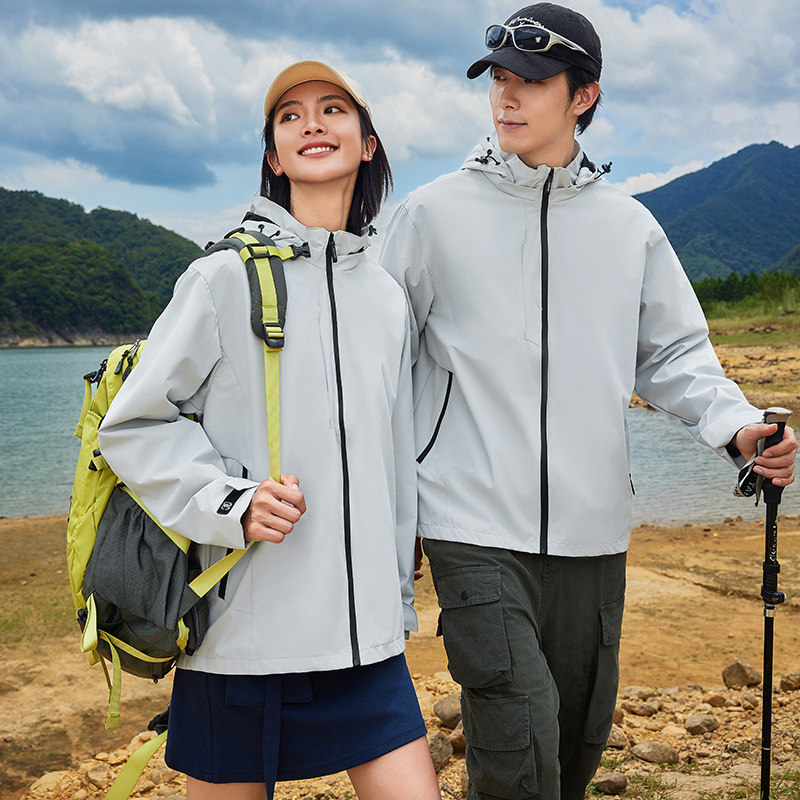 男登山服防风春秋衣露营户外连帽外套印字风衣女工冲锋衣单层薄款