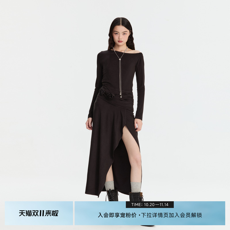 REVAN芮范奥莱冬季设计师款浪漫摩登斜肩连衣裙RM91101159