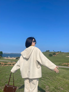 大连青梅2025秋冬新款双面羊绒大衣女连帽短款减龄燕麦色羊毛外套