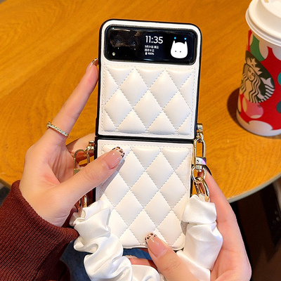 适用摩托罗拉motorazr40Ultra手机壳创意皮纹菱格小香风侧挂涤纶金属手链motorazr40全包防摔电镀保护套