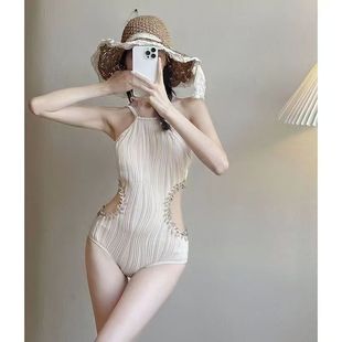 米白色连体泳衣女高级感露背镂空度假显瘦性感游泳装