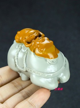 和田玉俏色巧雕马上封侯手把件