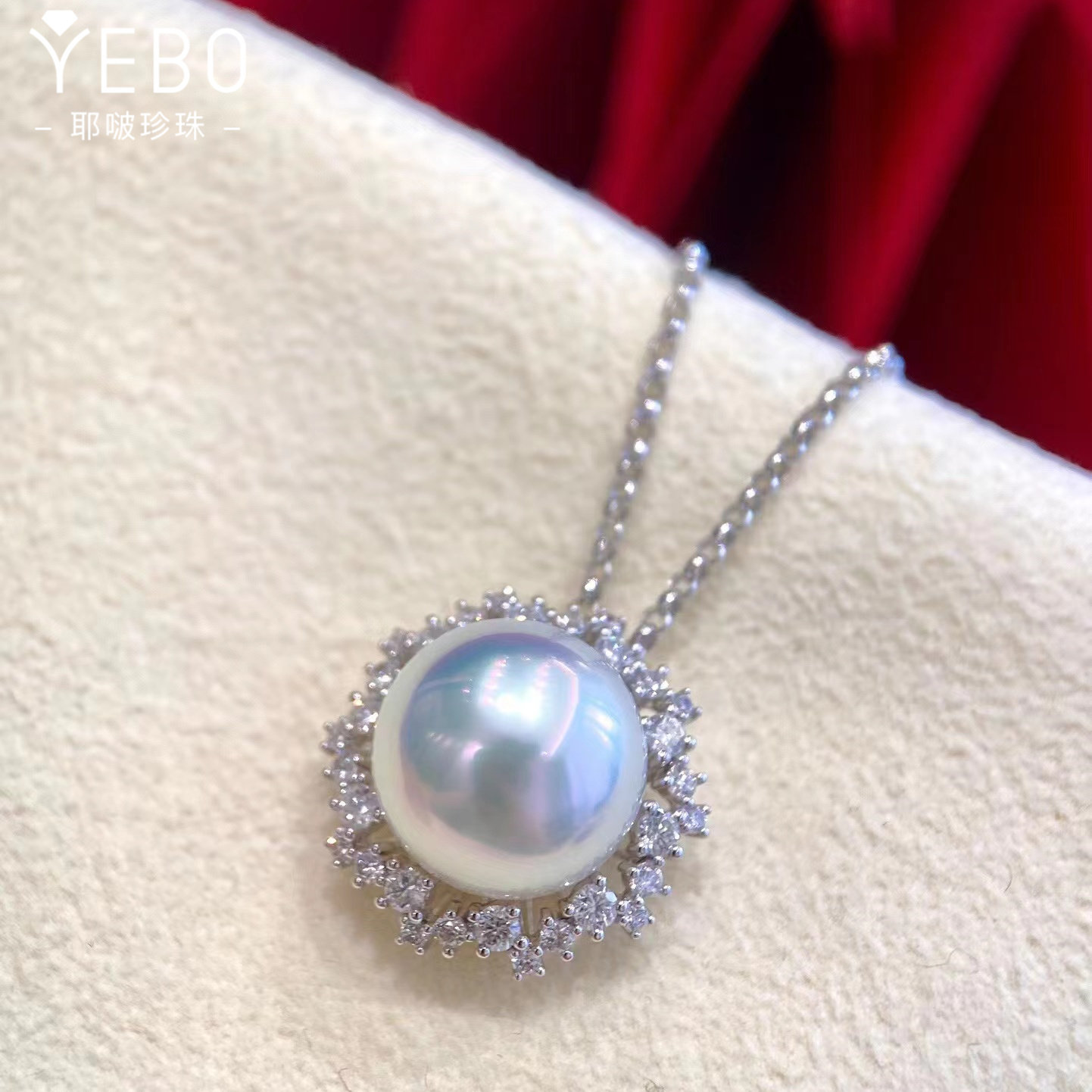 经典围镶澳白吊坠 材质18k金配天然钻石  成品直径18mm