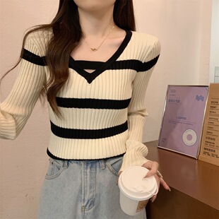 条纹V领针织打底衫毛衣女秋冬季新款设计感撞色韩版修身内搭上衣