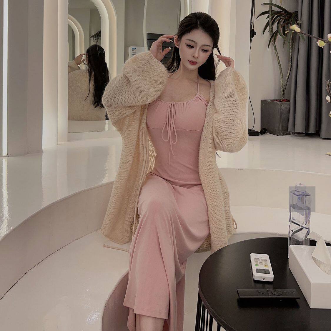 纯欲风挂脖吊带连衣裙女春夏季收腰显瘦辣妹包臀露背纯色中长裙子