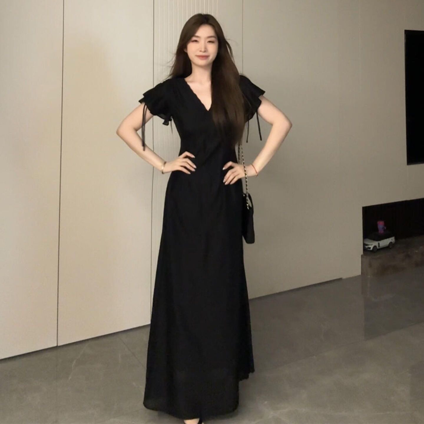 夏季赫本风黑色V领长款连衣裙女