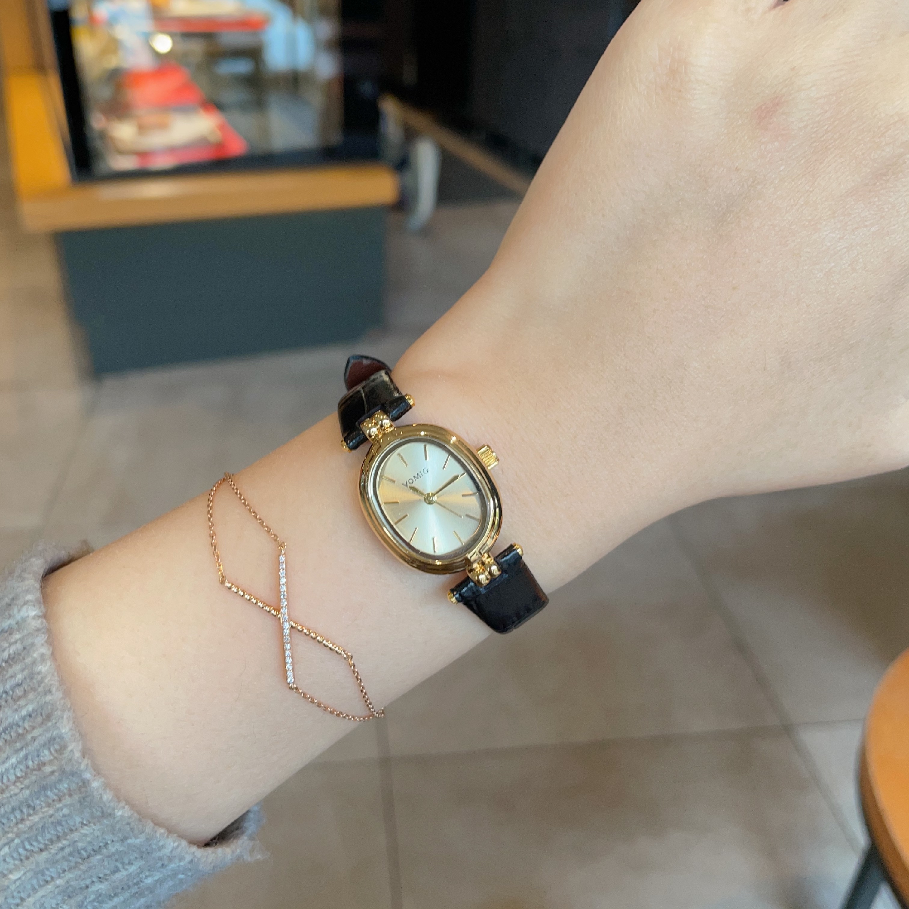 欧家蝶飞系列同款鹅蛋型双层设计时尚简约防水手表真皮牛皮表带表