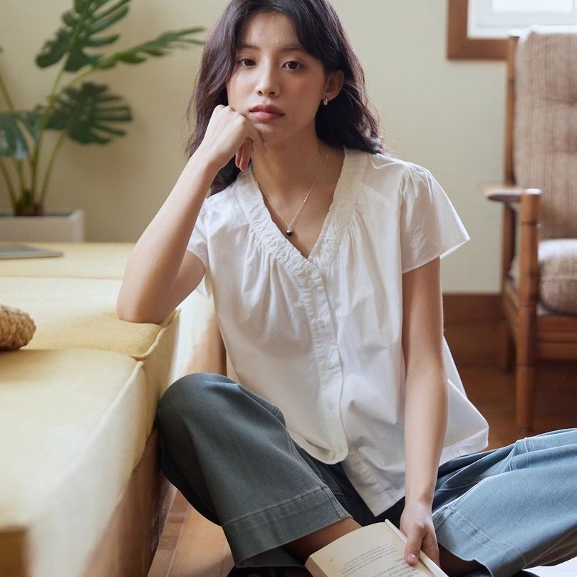 白色V领木耳边短袖衬衫女夏季法式褶皱设计感娃娃衫上衣洋气小衫