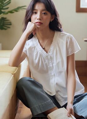 白色V领木耳边短袖衬衫女夏季法式褶皱设计感娃娃衫上衣洋气小衫