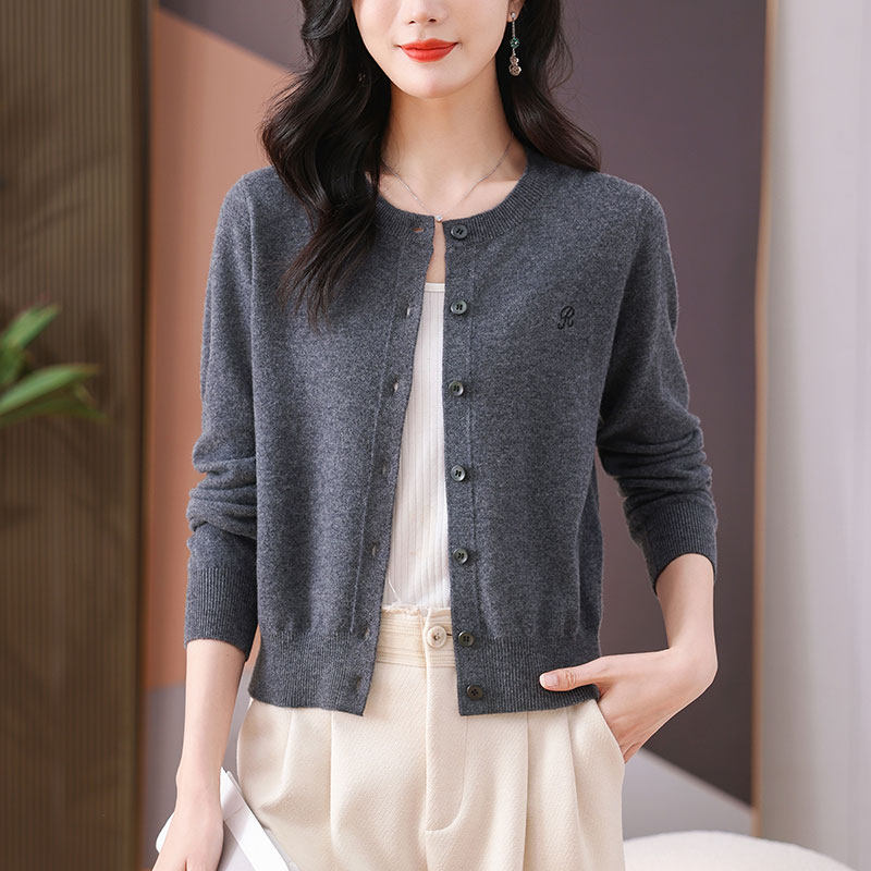 时尚朗姿2026春秋冬款高级感灰色圆领羊毛针织开衫女短款毛衣外套