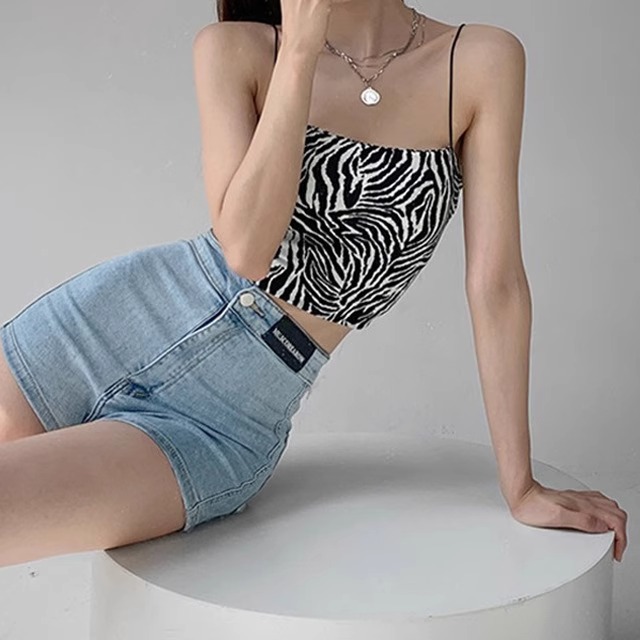 高腰修身显瘦牛仔短裤 High-waisted, form-fitting denim shorts