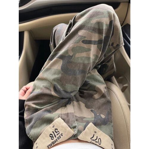 翻边腰头设计迷彩牛仔裤