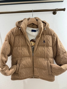 【木】正确版2025冬新款小马刺绣老钱风羊毛绞花连帽白鸭绒羽绒服