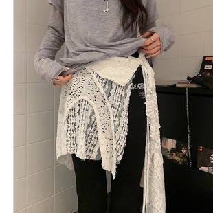 叠穿镂空不规则半身裙Layering a white cutout irregular skirt