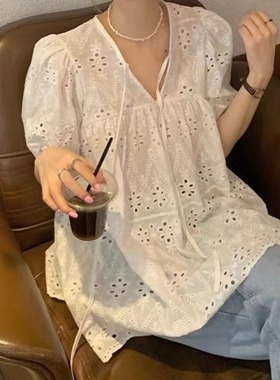 镂空蕾丝V领宽松上衣A loose V-neck top with hollowed-out lace