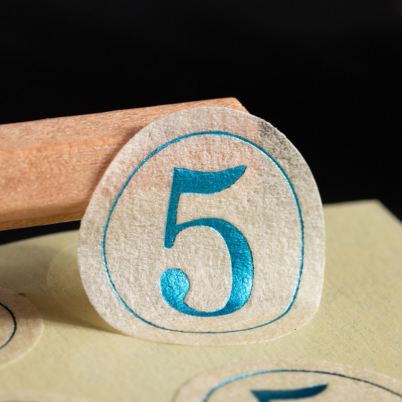 硫酸纸局部烫金不干胶标签定制烫银logo贴纸卷标商标封口贴订制