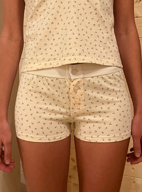 低腰松紧腰围碎花短裤Low-rise elasticated waist floral shorts