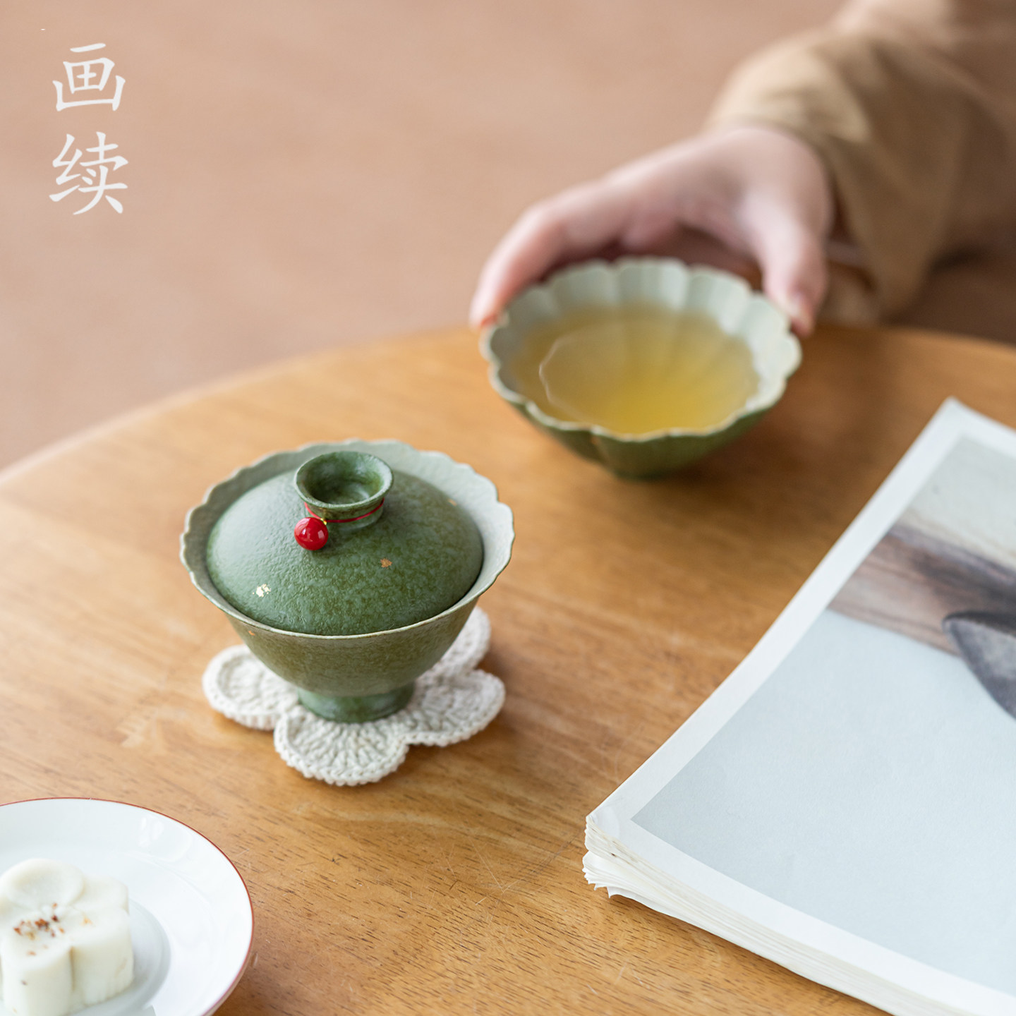 画续绿釉洒金盖碗一杯