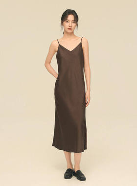 黑标BAIZHUO秋季新款法式高级感V领垂顺光泽吊带连衣裙AZ43LQ448