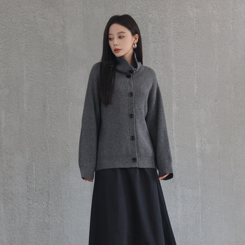 AIRIQI春季新款慵懒风羊毛落肩廓形宽松加高领针织开衫AX44