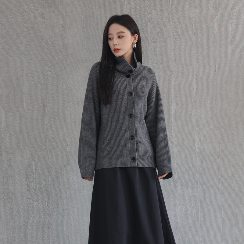 AIRIQI春季新款慵懒风羊毛落肩廓形宽松加高领针织开衫AX44