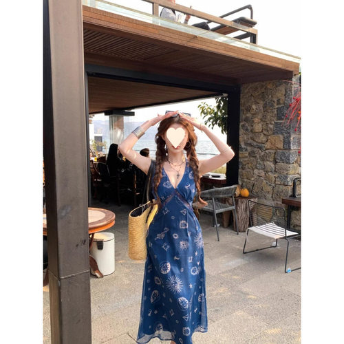 度假风v领印花吊带连衣裙女气质百搭收腰显瘦a字复古长裙夏季新款