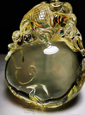 Yellow crystal hand put the pieces of the mythical wild