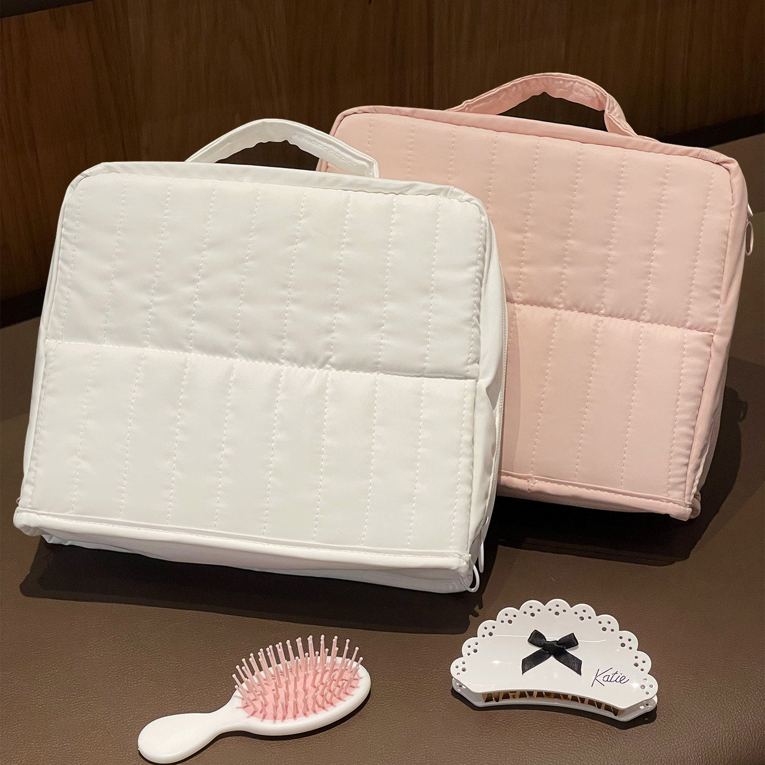 2026年新款站立式笔袋化妆包学生多功能文具笔袋大容量分区化妆品收纳包旅行洗漱包简约文具袋外出便携化妆袋,文具电教/文化用品/商务用品,笔袋,淘宝优惠券,粉丝福利购,淘宝优惠卷