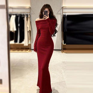 新年战袍红色一字肩针织连衣裙子女秋冬季2026新款巨好看包臀长裙