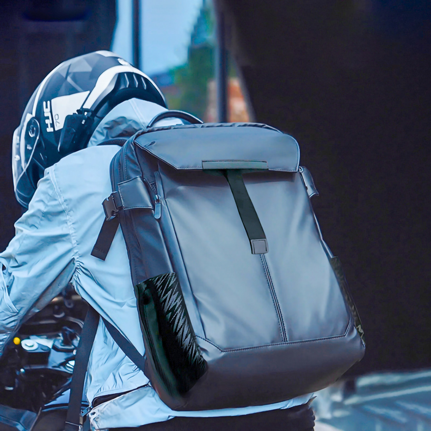 防水背包大容量双肩包骑行机车男款书包男笔记本电脑包男士头盔包