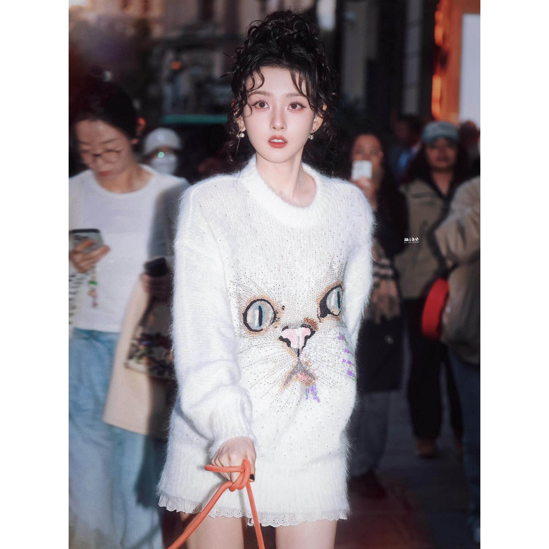 宋祖儿同款白色猫咪图案宽松圆领套头针织衫毛衣女秋冬超好看上衣