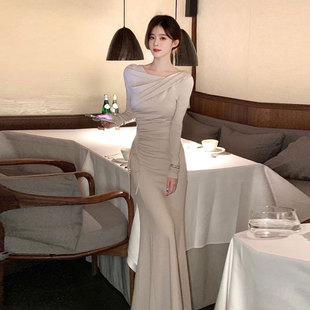法式名媛高级感荡领露肩长袖针织连衣裙秋冬宴会礼服修身气质长裙