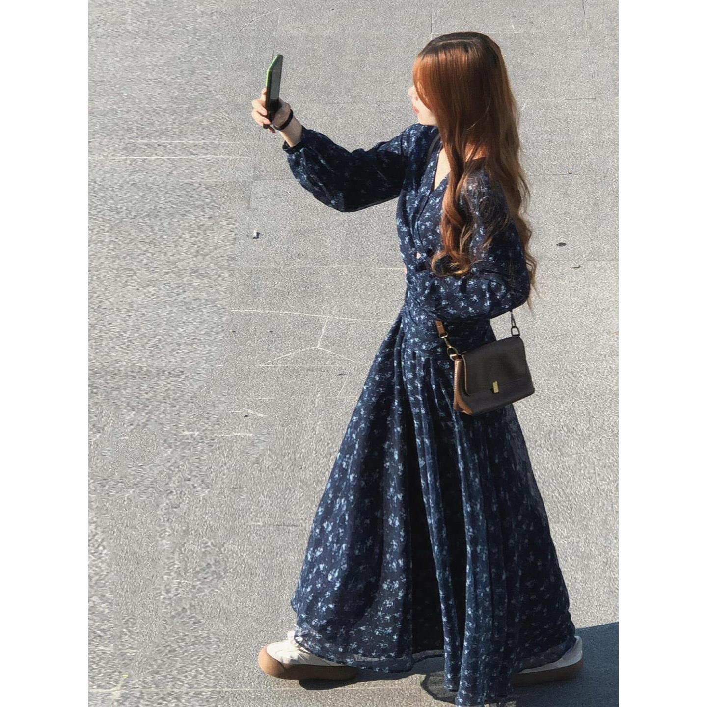 茶歇法式复古蓝色v领碎花连衣裙