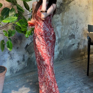 气质法式复古无袖挂脖连衣裙子夏女2025新款性感修身显瘦碎花长裙