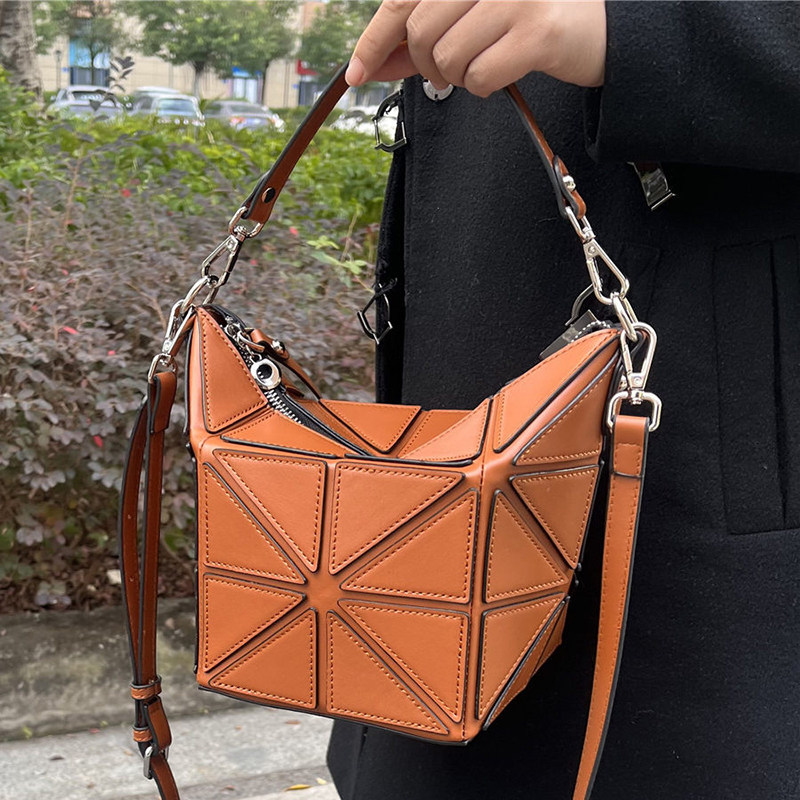 高级感几何包包女新款手提水桶包时尚百搭单肩斜挎包通勤折叠包