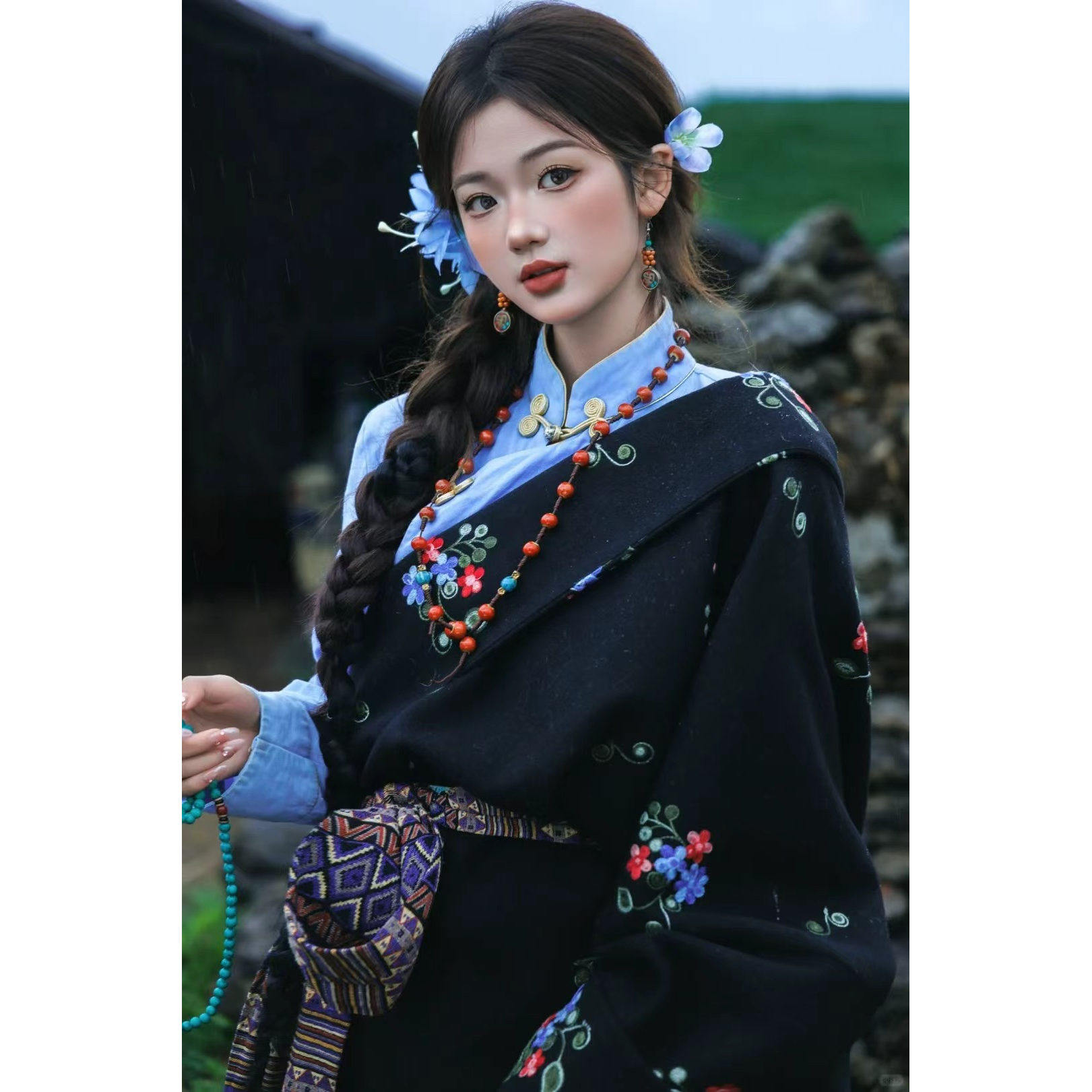 藏族新款传统刺绣藏袍旅拍服装