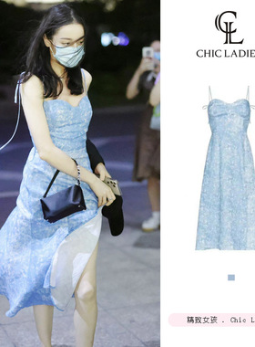 迪丽热巴同款蓝色碎花抹胸吊带连衣裙女夏收腰显瘦无袖a字中长裙