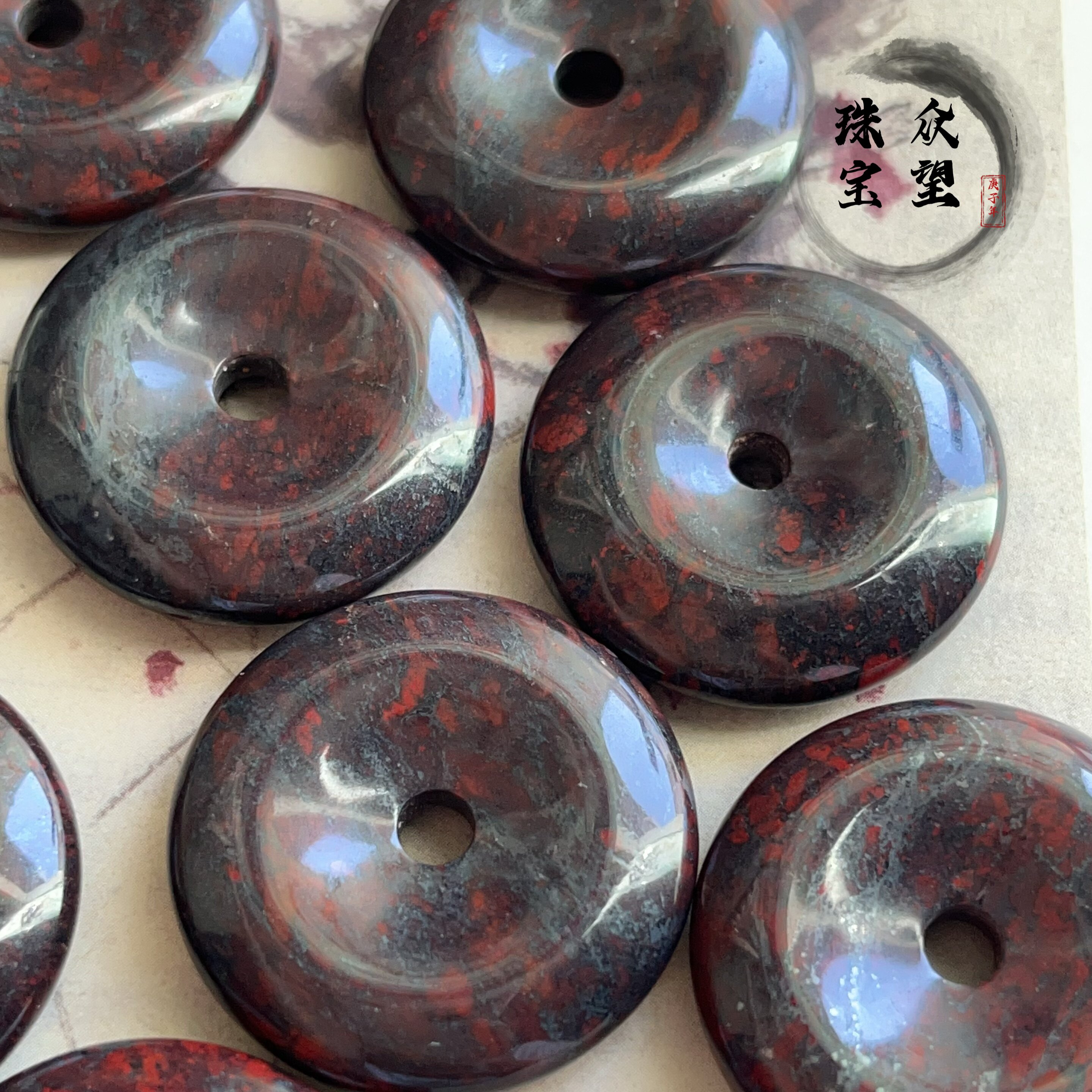 30mm天然红伊丁扣吊坠 陨石带微磁性 新疆原石打磨抛光 花红配饰