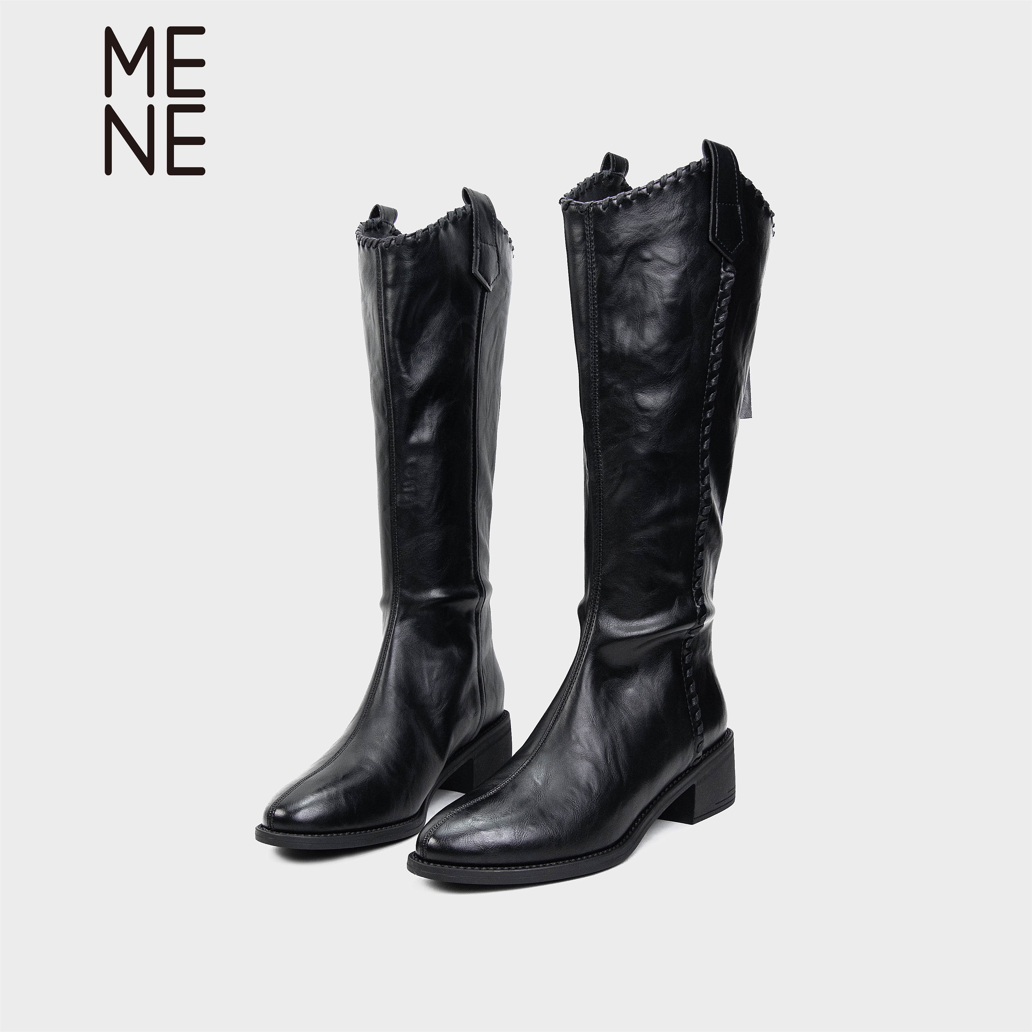 MENE（女鞋）2025冬季新款复古风黑色长筒骑士靴女V口粗跟高筒靴