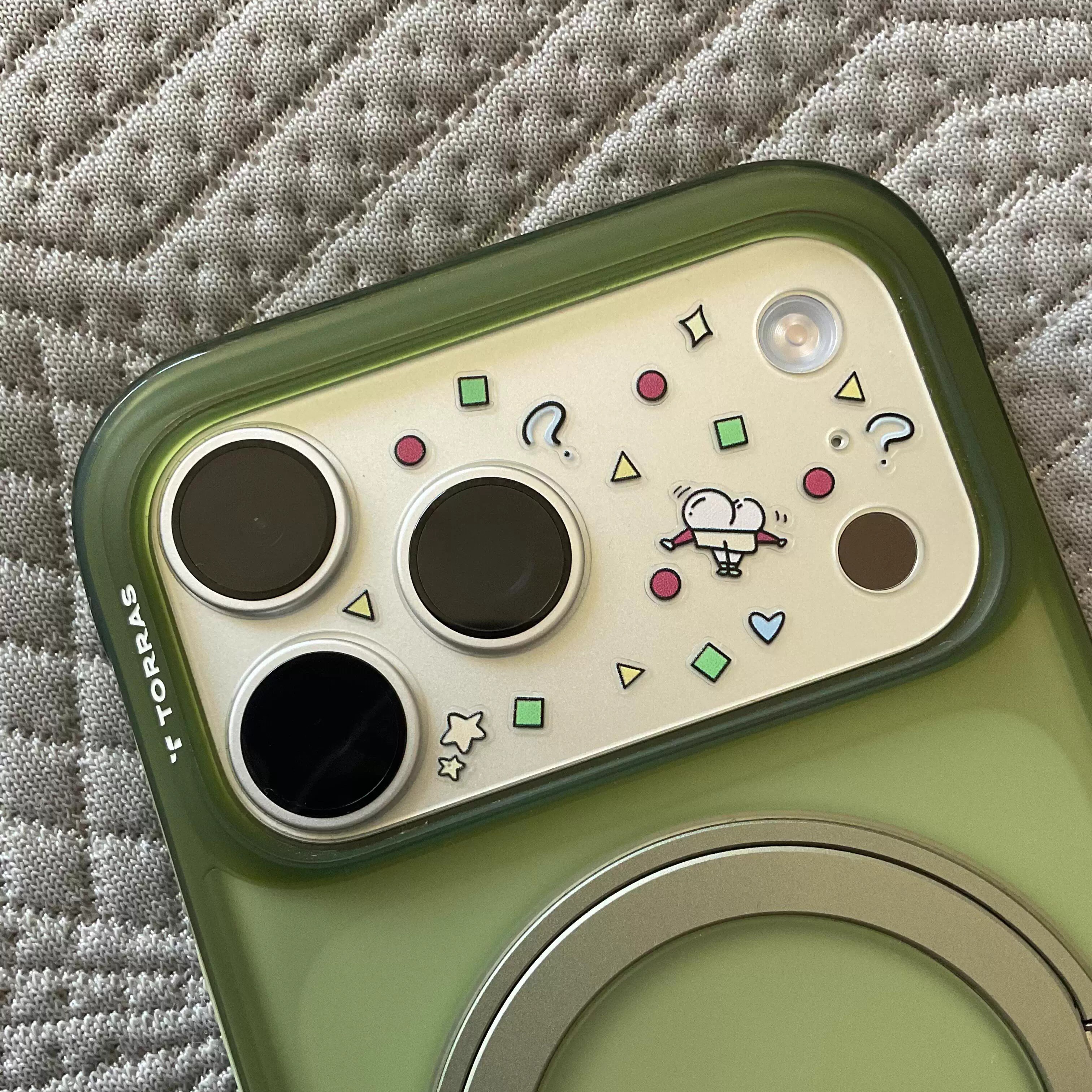 蜡笔小新镜头贴纸适用于iphone17promax可爱卡通diy个性装饰贴花