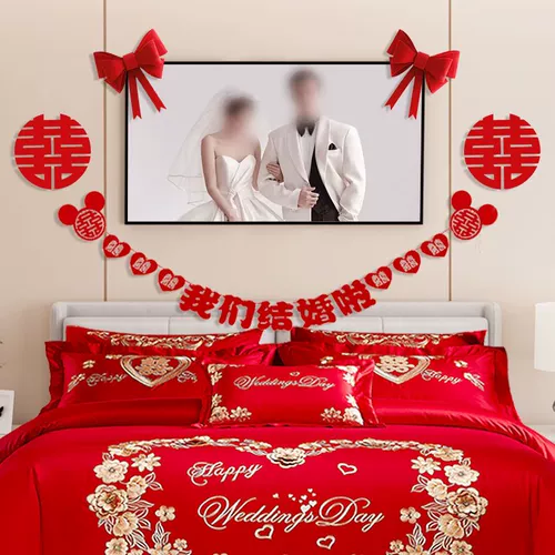 Свадебная комната расположение свадебных фотографий к постели.