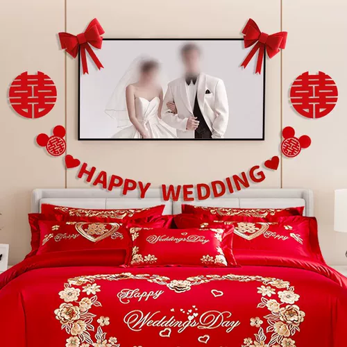 Свадебная комната расположение свадебных фотографий к постели.