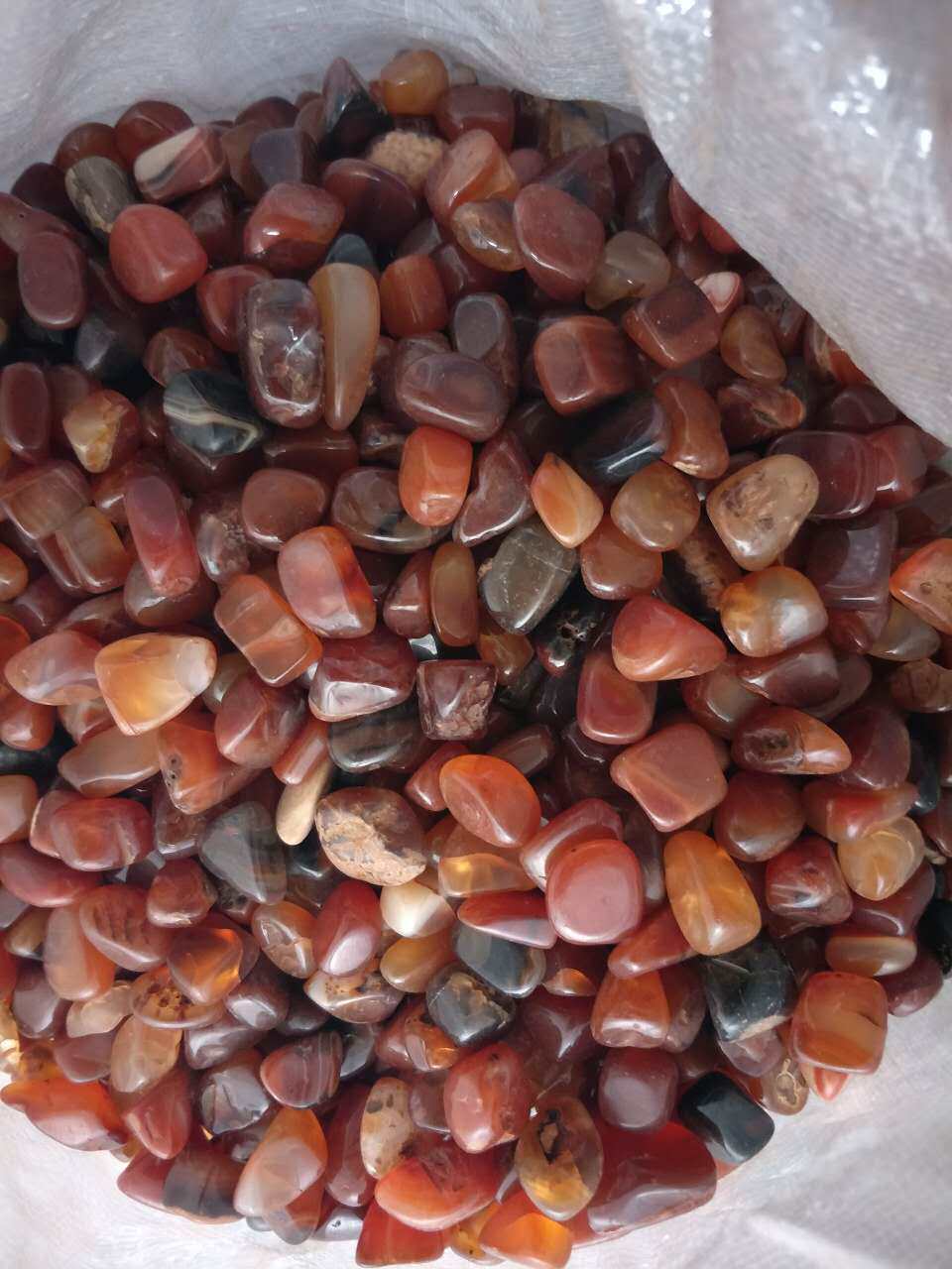 绿玉碎石天然红玛瑙石 消磁装饰花盆栽水培植物鱼缸造景一斤包邮