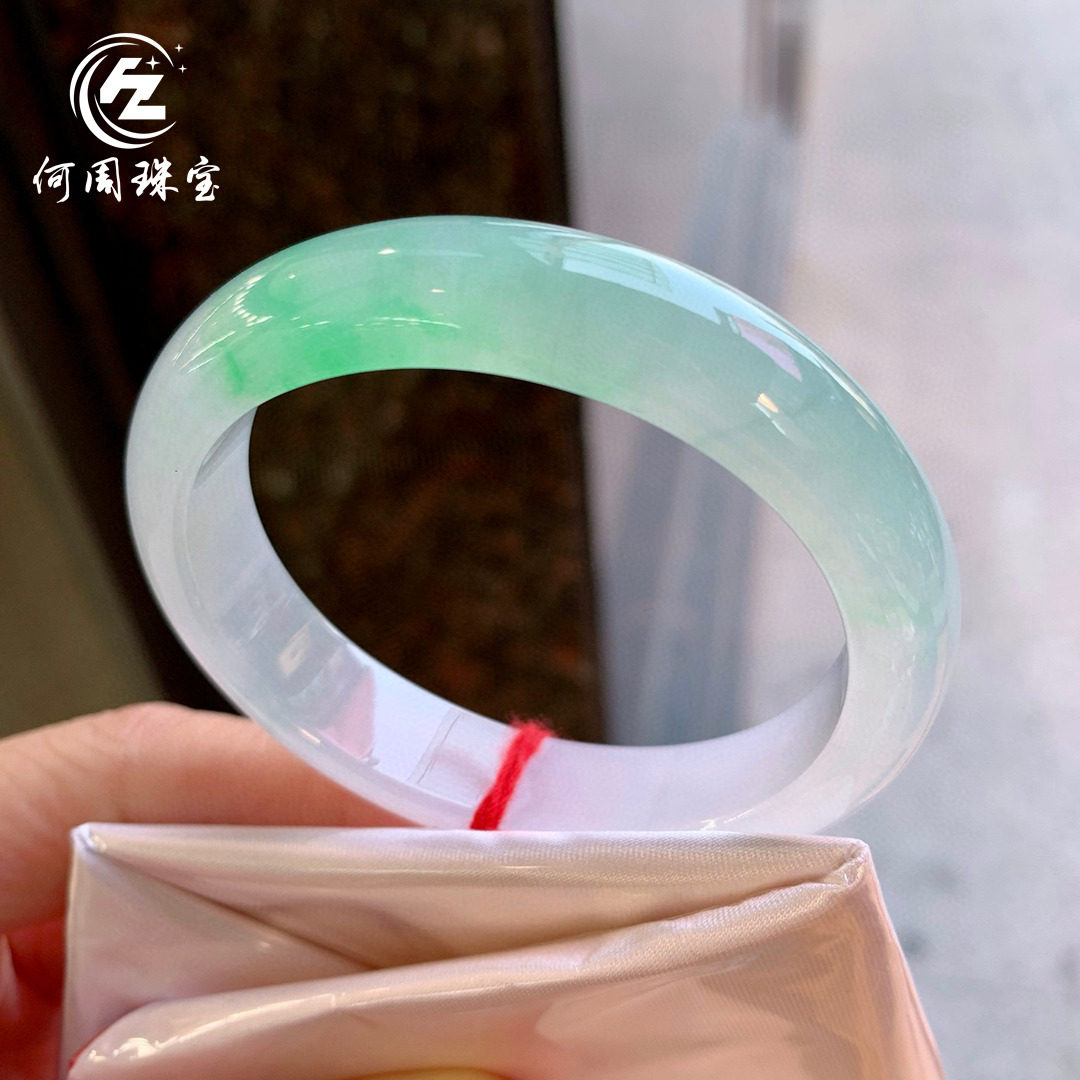 何周珠宝 缅甸天然A货玉石翡翠 老坑冰种飘绿贵妃镯52-53圈口