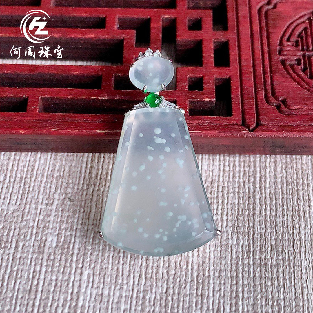 何周珠宝 缅甸天然A货翡翠 18k金伴钻镶嵌冰种雪花棉无事牌吊坠