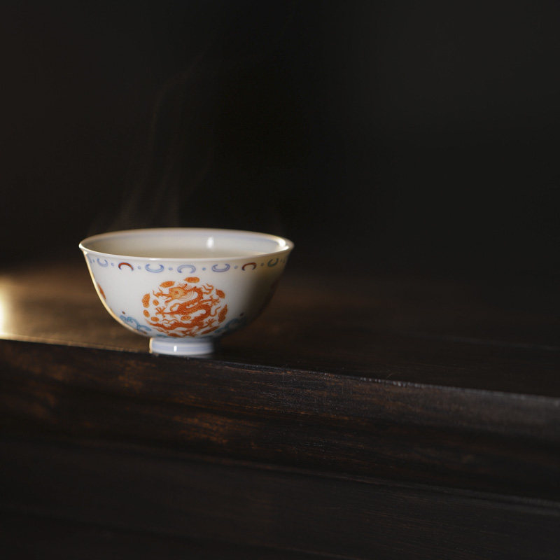 忘言造物斗彩卷草纹矾红团龙杯